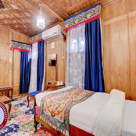 Bed and Breakfast Lake Victoria Houseboats Сринагар Экстерьер фото