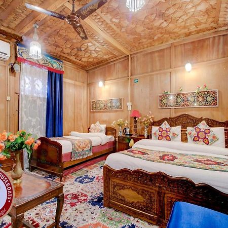 Bed and Breakfast Lake Victoria Houseboats Сринагар Экстерьер фото